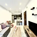 Bright And Calm 1br Near & Center